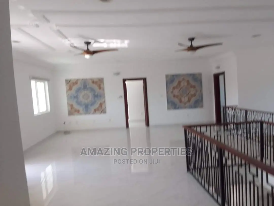 5bdrm House in 5Bedroom +2Bedroom, Cantonments for Sale