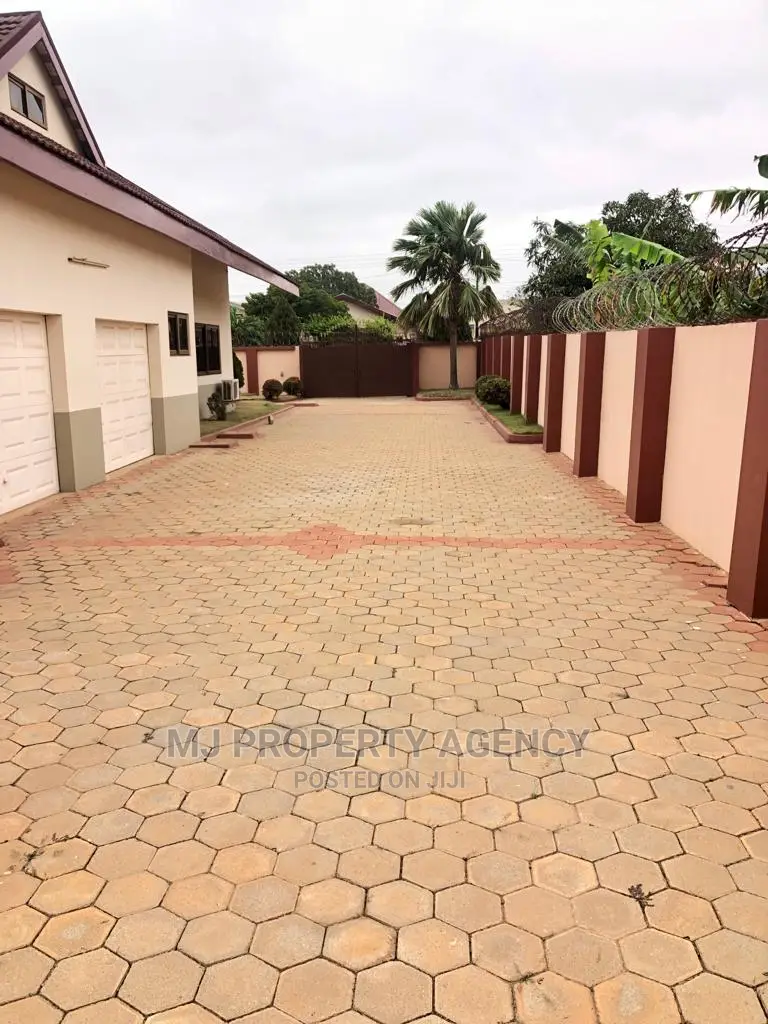 6bdrm House in Community 22, Tema Metropolitan for sale