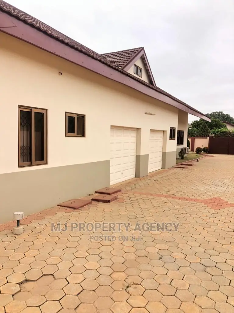 6bdrm House in Community 22, Tema Metropolitan for sale