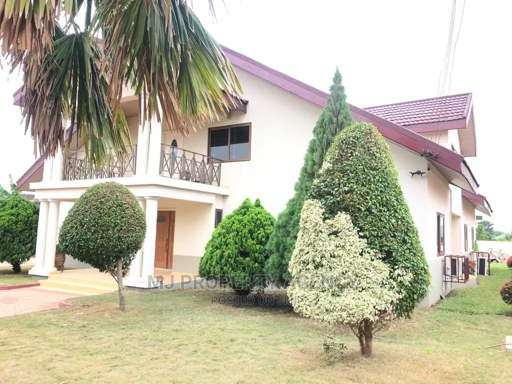 6bdrm House in Community 22, Tema Metropolitan for sale