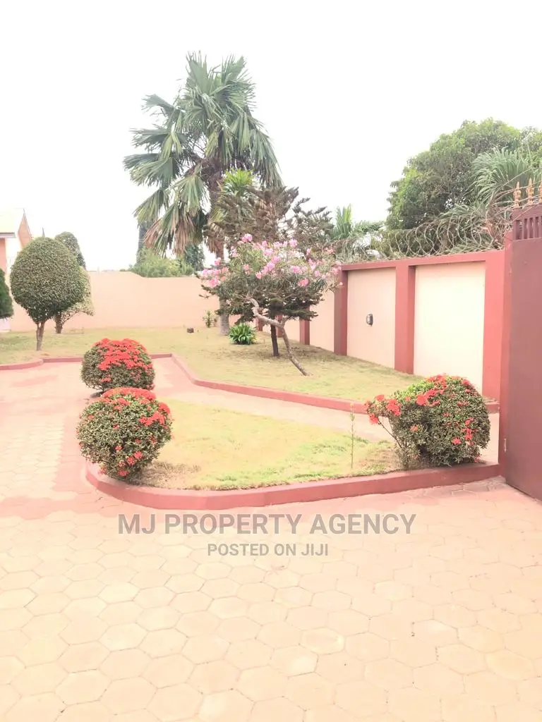 6bdrm House in Community 22, Tema Metropolitan for sale