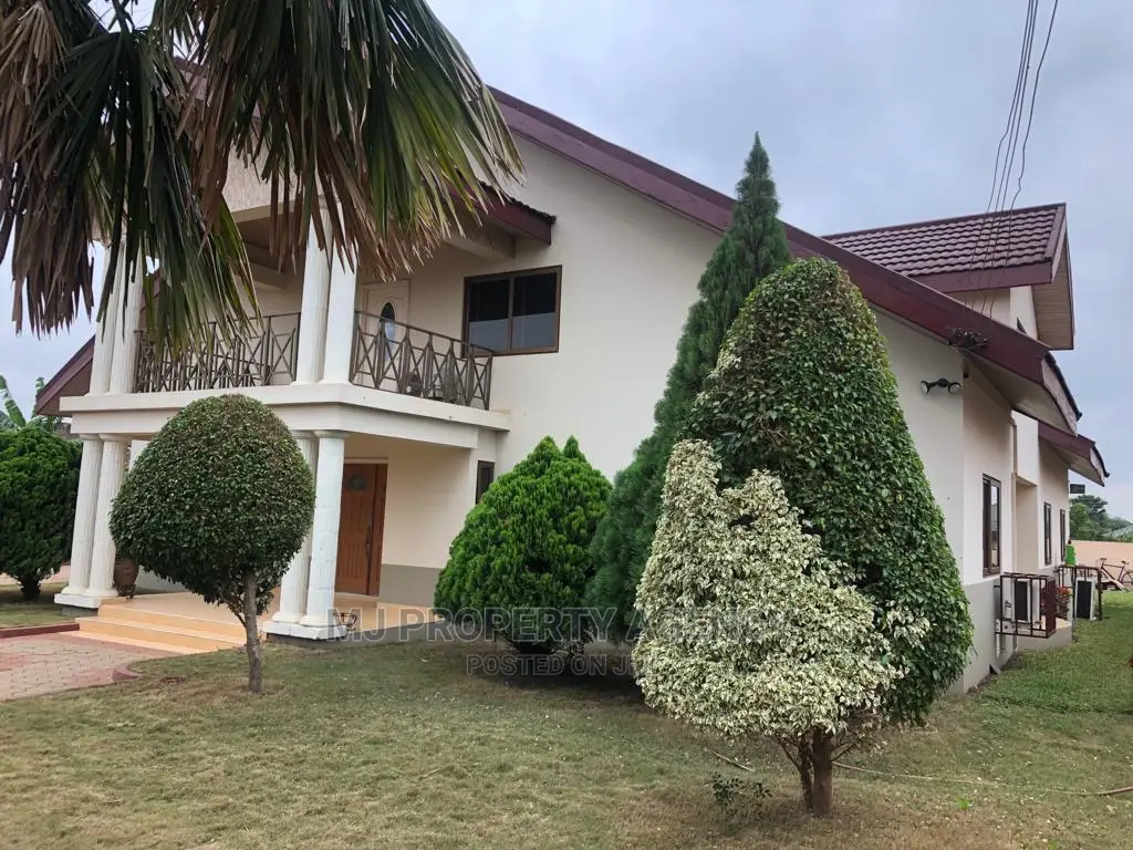 6bdrm House in Community 22, Tema Metropolitan for sale
