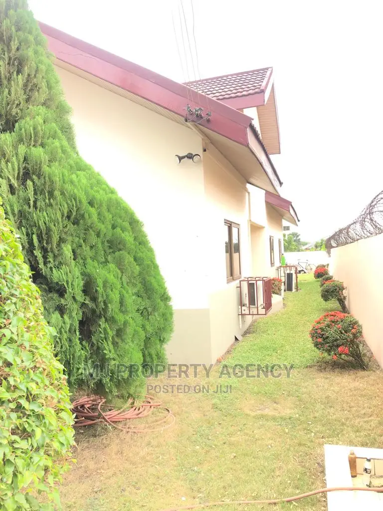 6bdrm House in Community 22, Tema Metropolitan for sale