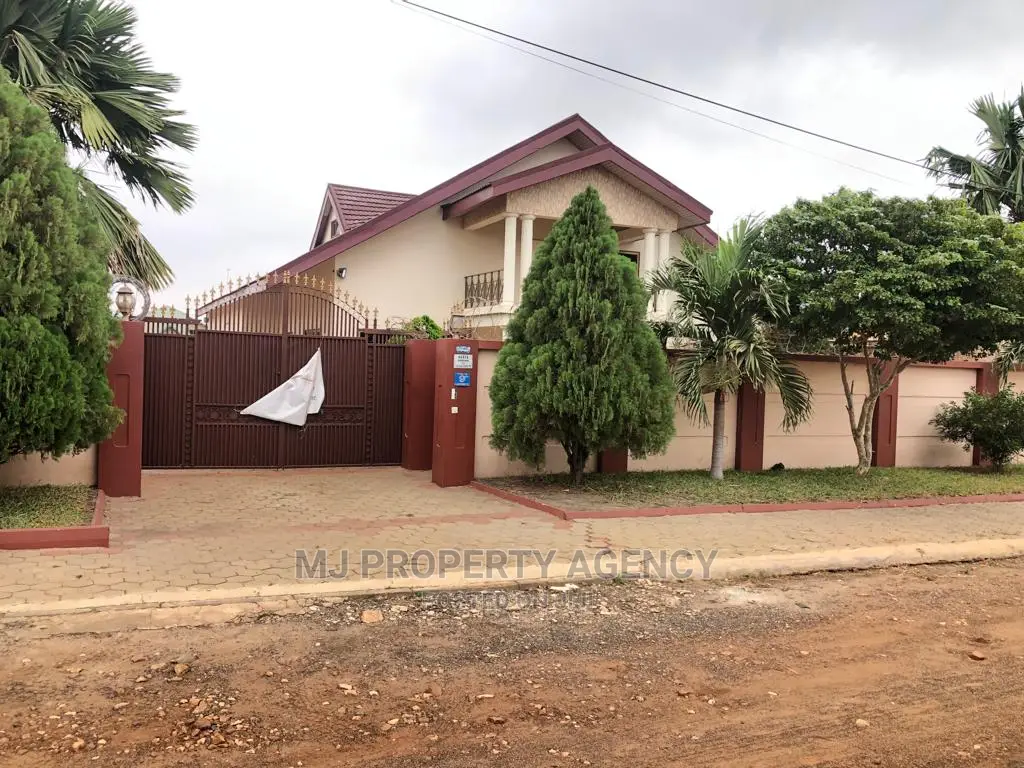 6bdrm House in Community 22, Tema Metropolitan for sale