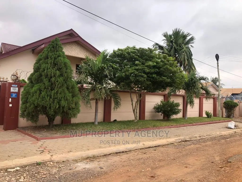 6bdrm House in Community 22, Tema Metropolitan for sale
