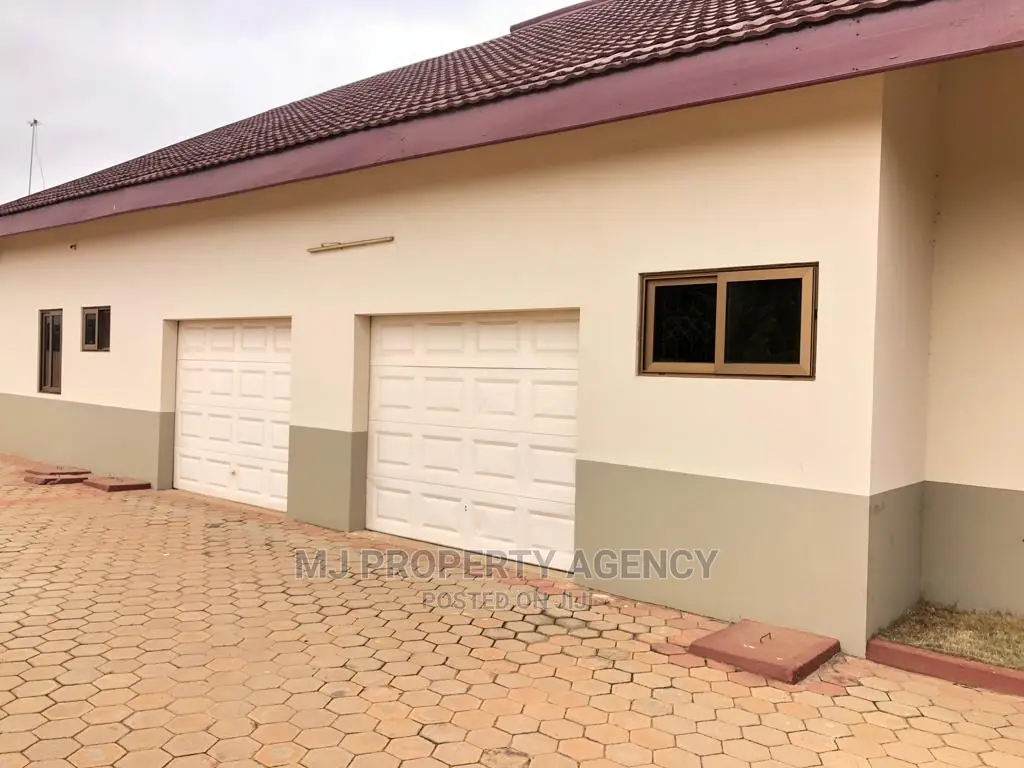 6bdrm House in Community 22, Tema Metropolitan for sale