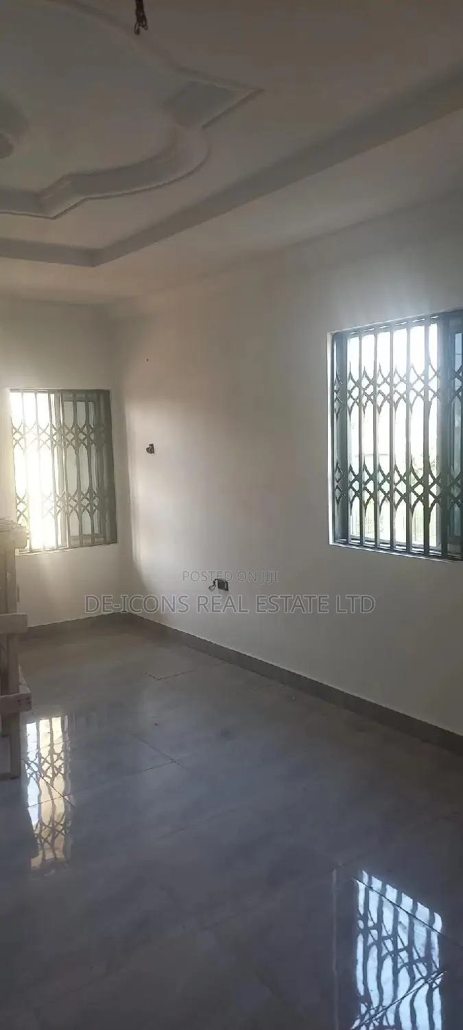 1bdrm Duplex in De-Icons Real Estate, Awutu Senya East Municipal