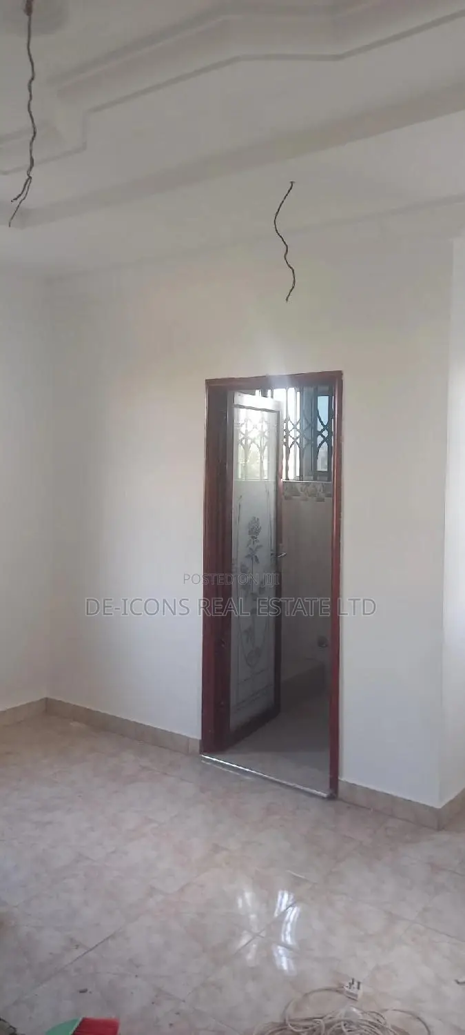1bdrm Duplex in De-Icons Real Estate, Awutu Senya East Municipal