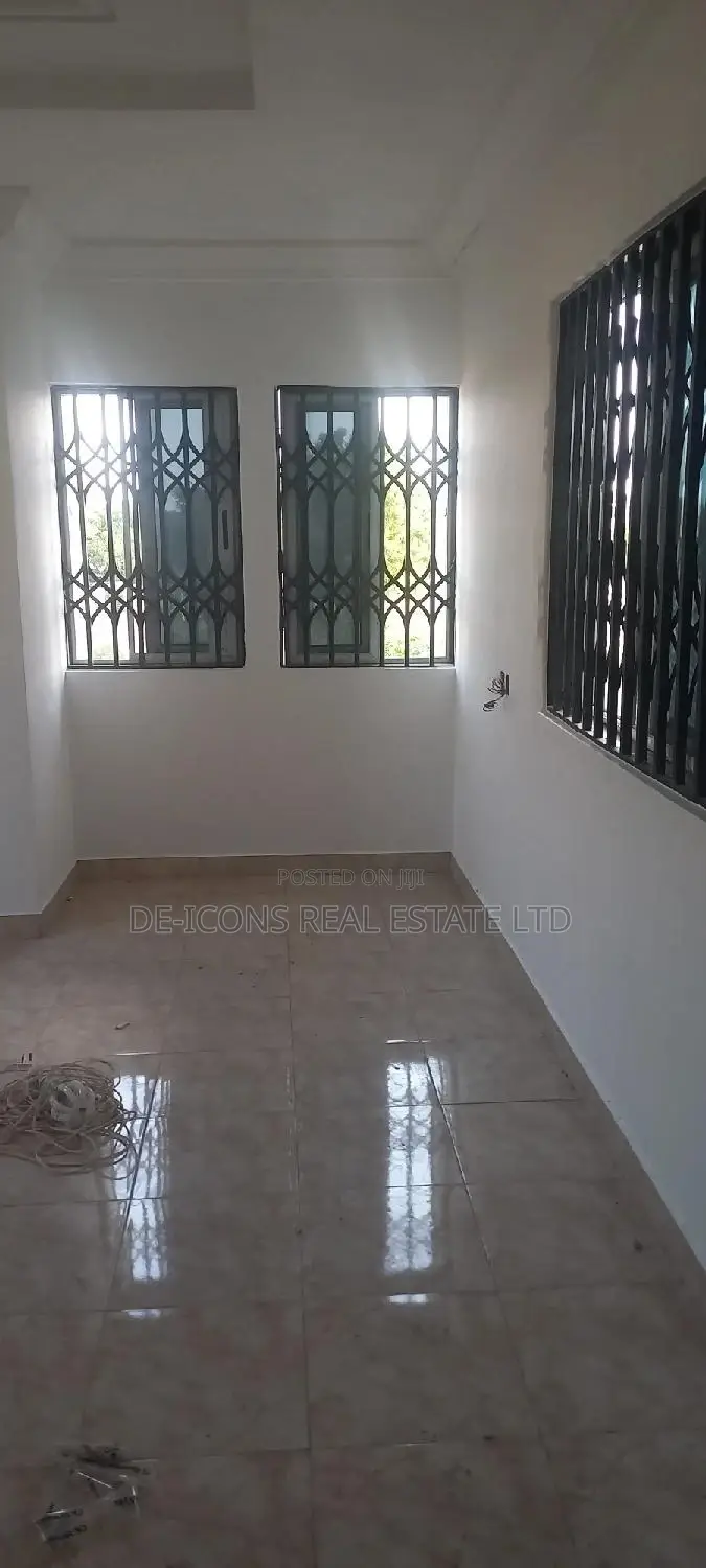 1bdrm Duplex in De-Icons Real Estate, Awutu Senya East Municipal