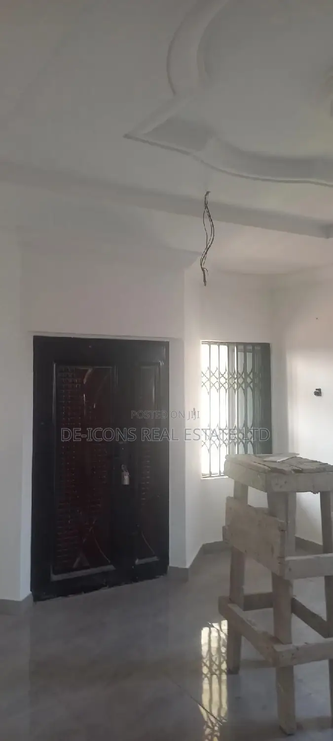 1bdrm Duplex in De-Icons Real Estate, Awutu Senya East Municipal