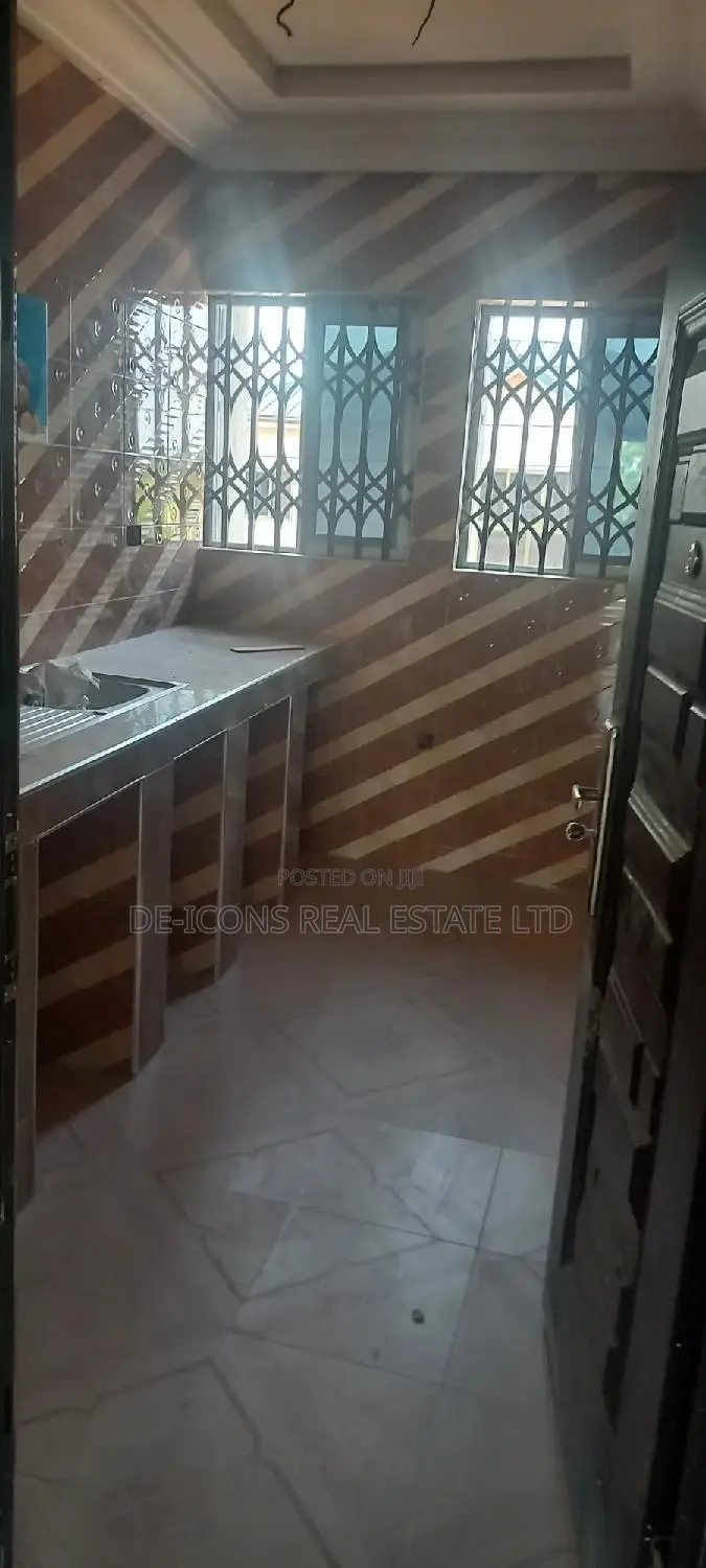 1bdrm Duplex in De-Icons Real Estate, Awutu Senya East Municipal