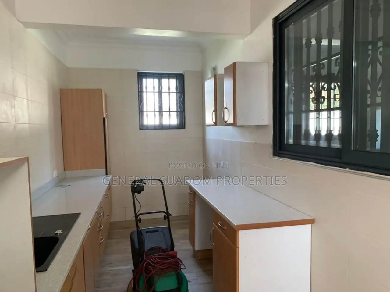 6bdrm House in Suadom Properties, Baatsona Total for Rent