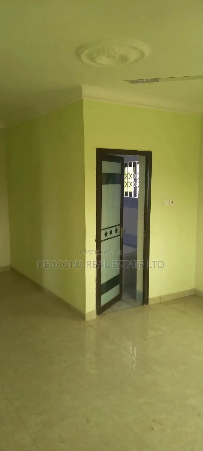 3bdrm Duplex in De-Icons Real Estate, Awutu Senya East Municipal