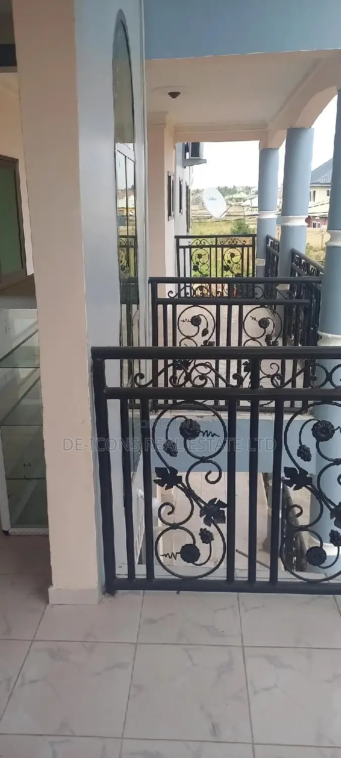 3bdrm Duplex in De-Icons Real Estate, Awutu Senya East Municipal