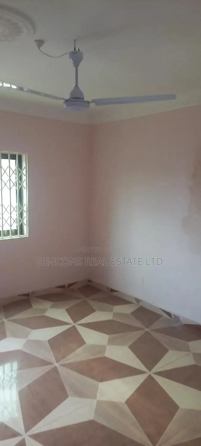 3bdrm Duplex in De-Icons Real Estate, Awutu Senya East Municipal