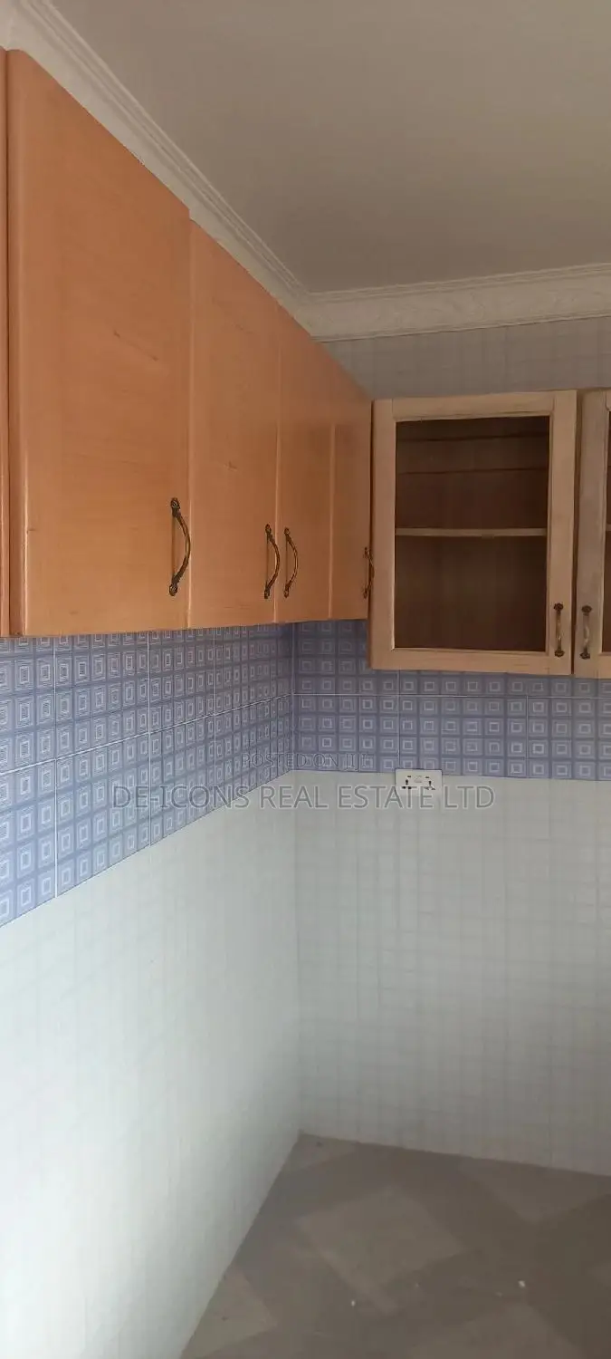 3bdrm Duplex in De-Icons Real Estate, Awutu Senya East Municipal