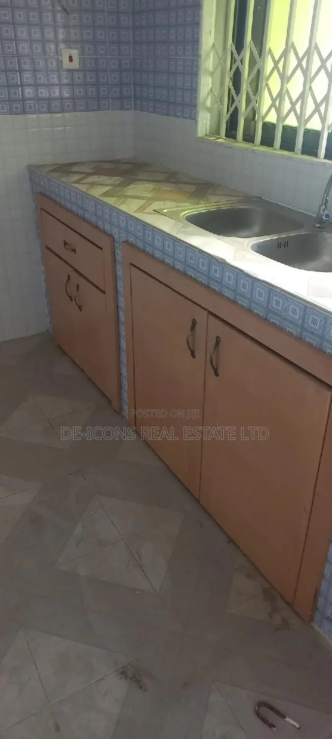 3bdrm Duplex in De-Icons Real Estate, Awutu Senya East Municipal