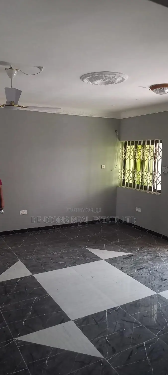 3bdrm Duplex in De-Icons Real Estate, Awutu Senya East Municipal