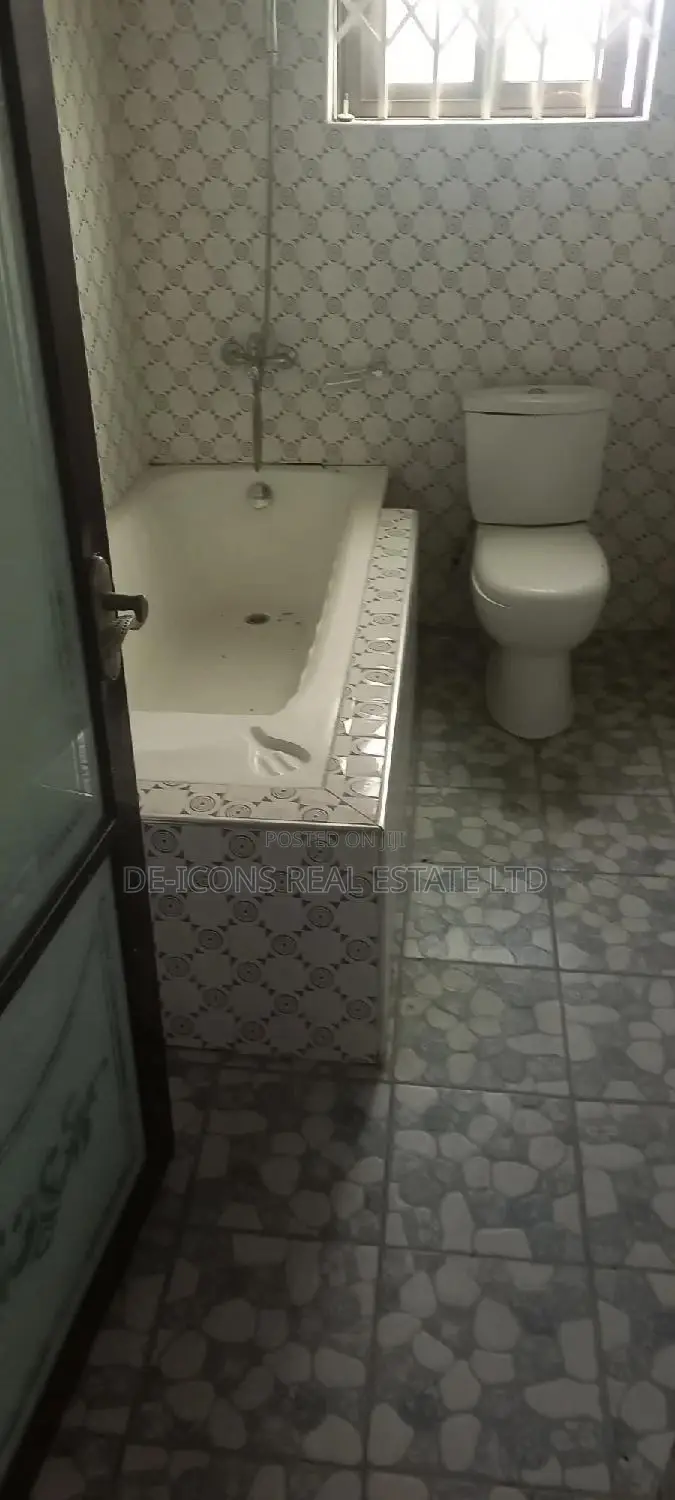 3bdrm Duplex in De-Icons Real Estate, Awutu Senya East Municipal