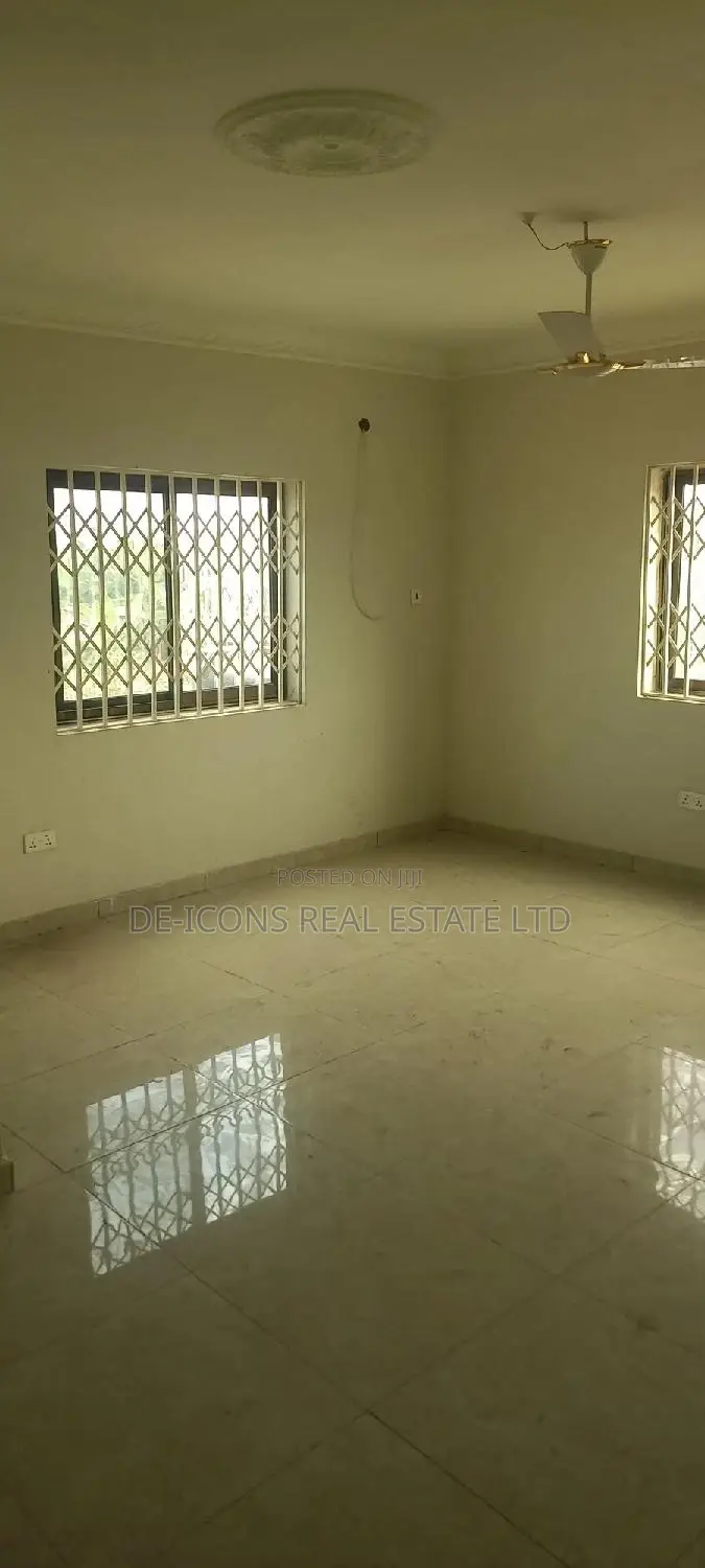 3bdrm Duplex in De-Icons Real Estate, Awutu Senya East Municipal