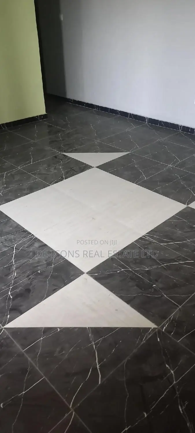 3bdrm Duplex in De-Icons Real Estate, Awutu Senya East Municipal