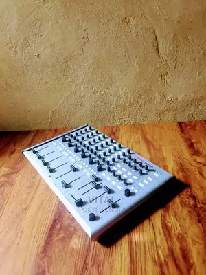 Dj's and Ableton Live Midi Controller /Vestax VCM 600