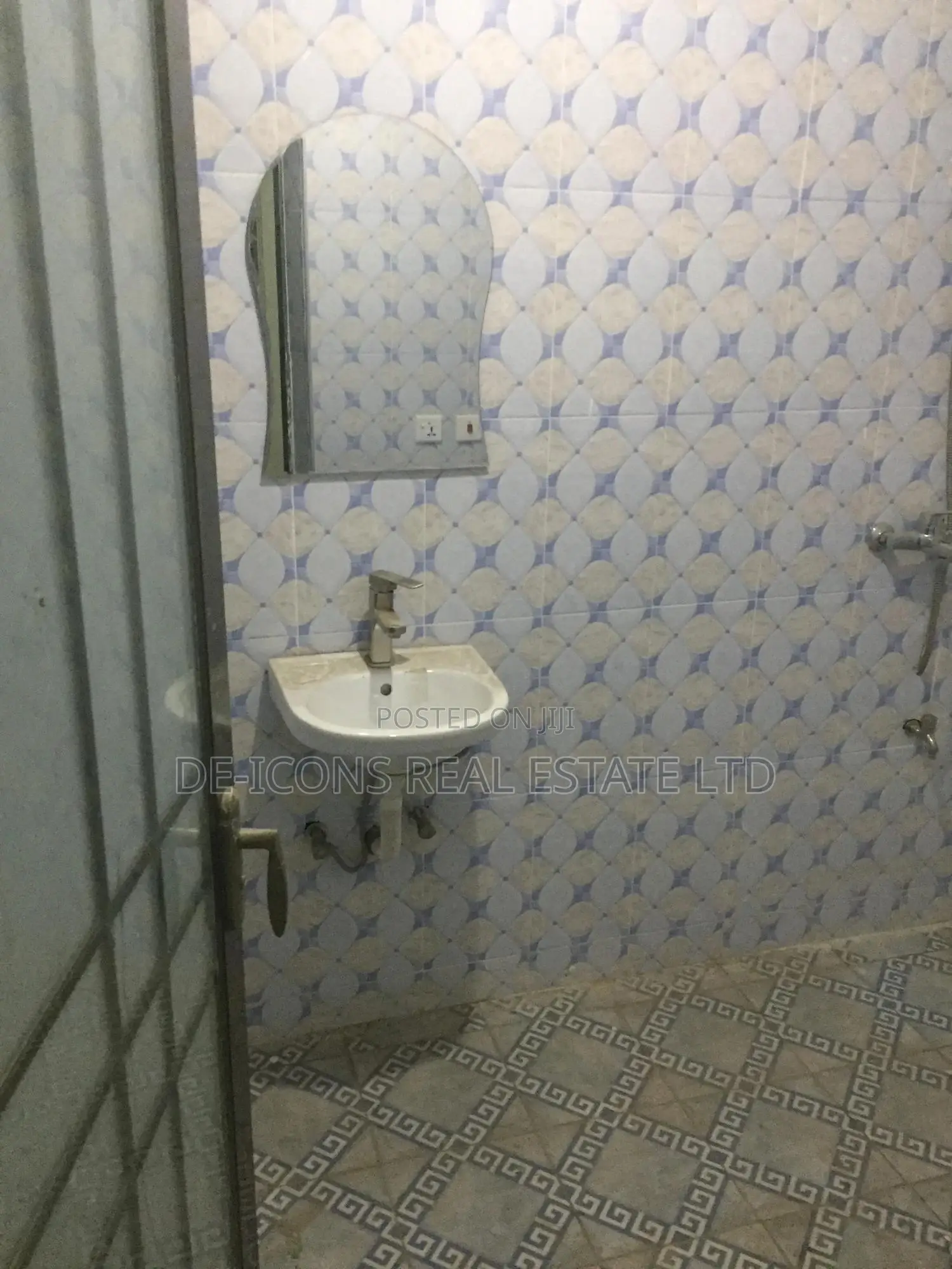 2bdrm Duplex in De- Icons Real, Awutu Senya East Municipal for rent