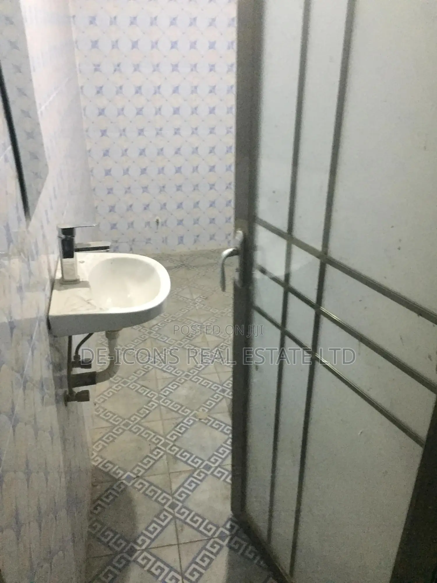 2bdrm Duplex in De- Icons Real, Awutu Senya East Municipal for rent