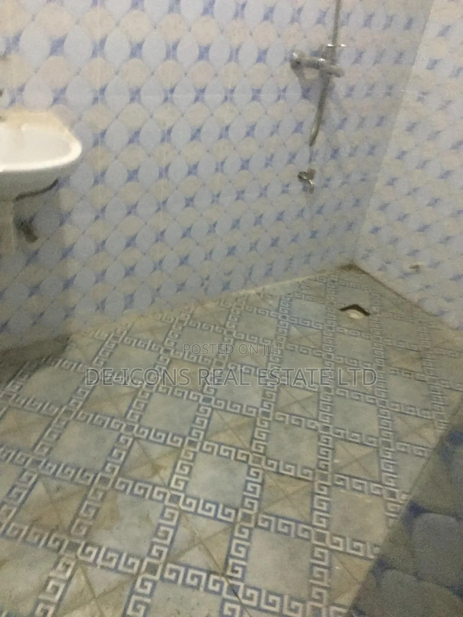 2bdrm Duplex in De- Icons Real, Awutu Senya East Municipal for rent