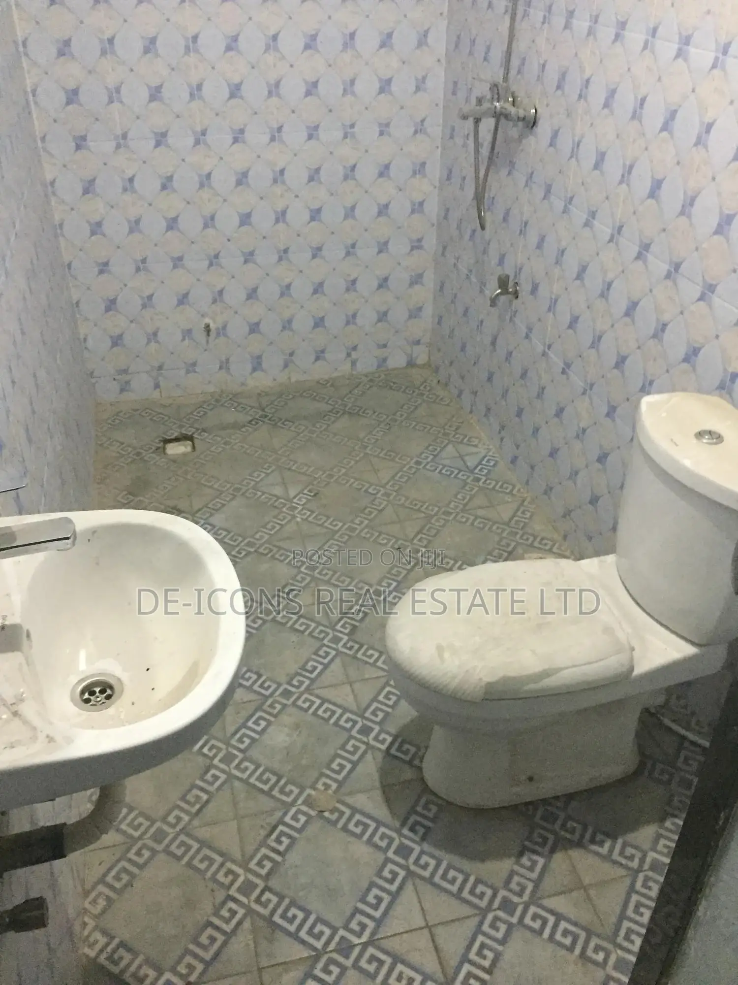 2bdrm Duplex in De- Icons Real, Awutu Senya East Municipal for rent