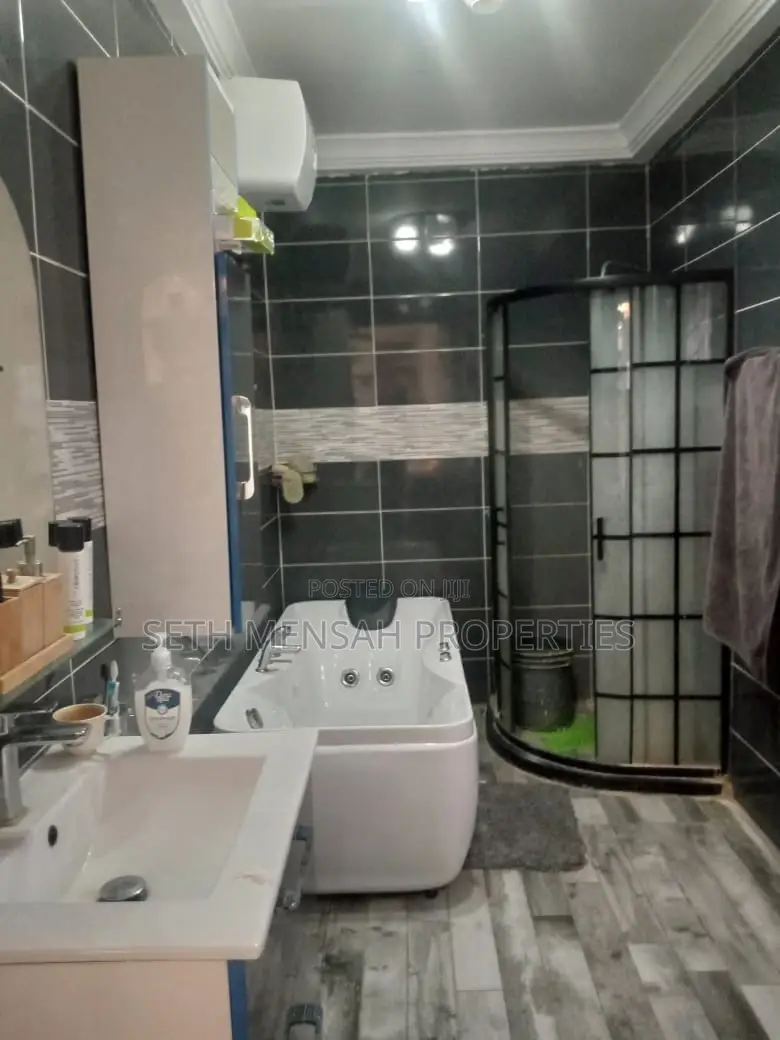 5bdrm House in Skm, Pokuase for Sale