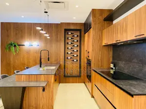 Simple and Luxurious Kitchen Kitchen Cabinets