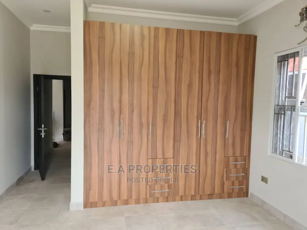 4bdrm House in E a Properties, Frafraha for Sale