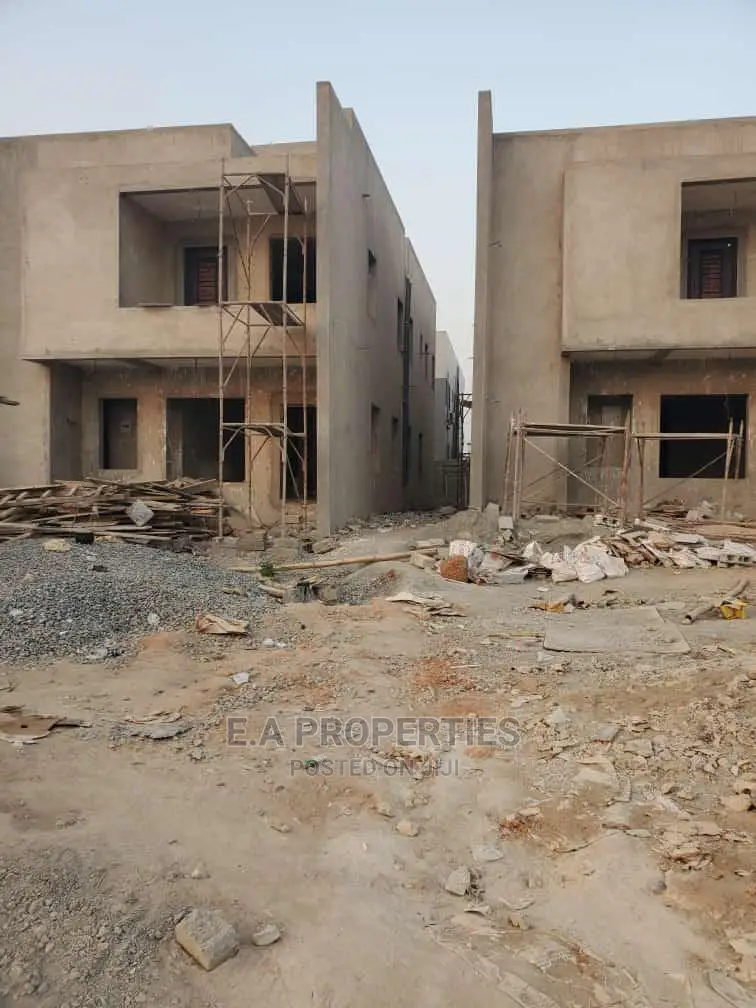 5bdrm House in E a Properties, School Junction for Sale