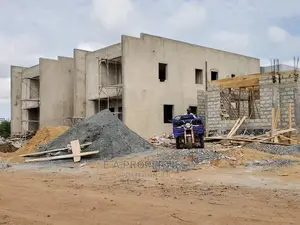 5bdrm House in E a Properties, School Junction for Sale