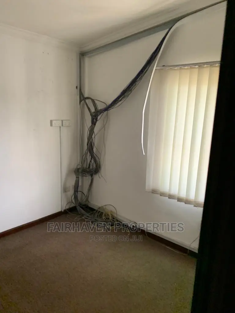 10bdrm House in Osu for Sale