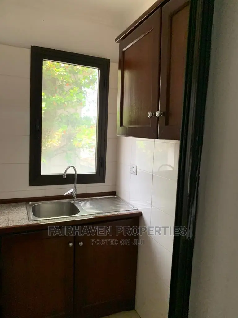 10bdrm House in Osu for Sale