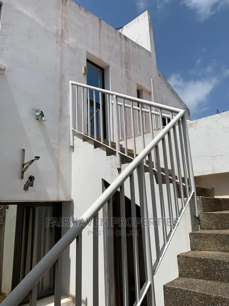 10bdrm House in Osu for Sale