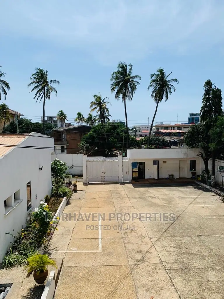 10bdrm House in Osu for Sale