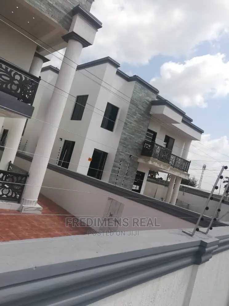 4bdrm House in Fredimens Real, Kumasi Metropolitan for Sale