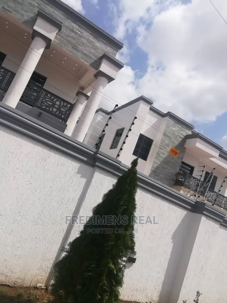 4bdrm House in Fredimens Real, Kumasi Metropolitan for Sale