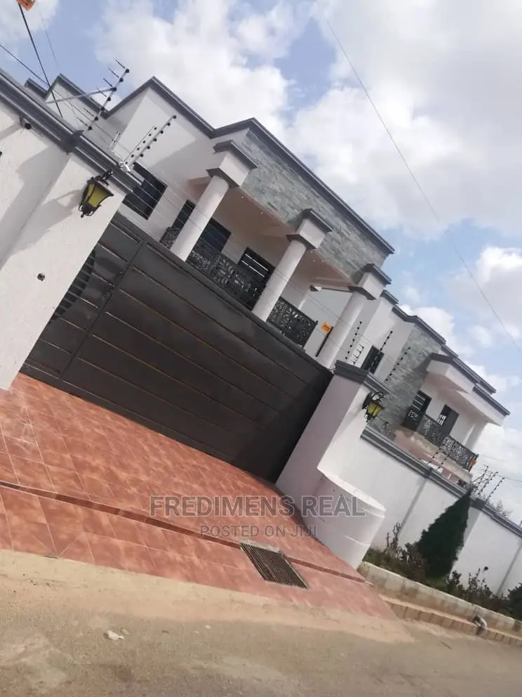 4bdrm House in Fredimens Real, Kumasi Metropolitan for Sale