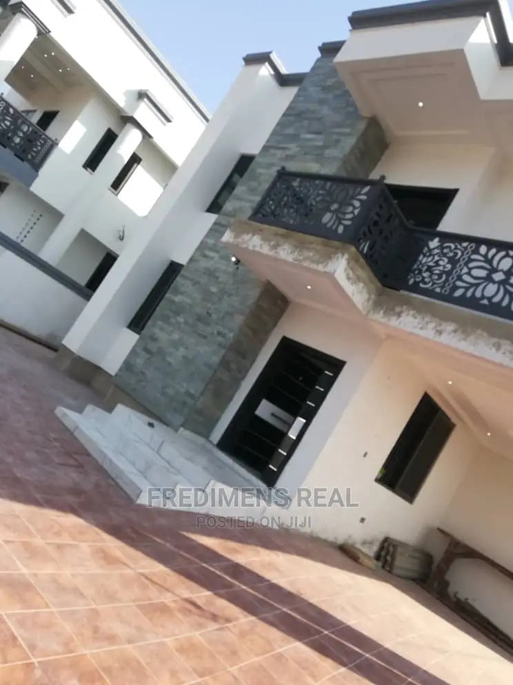 4bdrm House in Fredimens Real, Kumasi Metropolitan for Sale