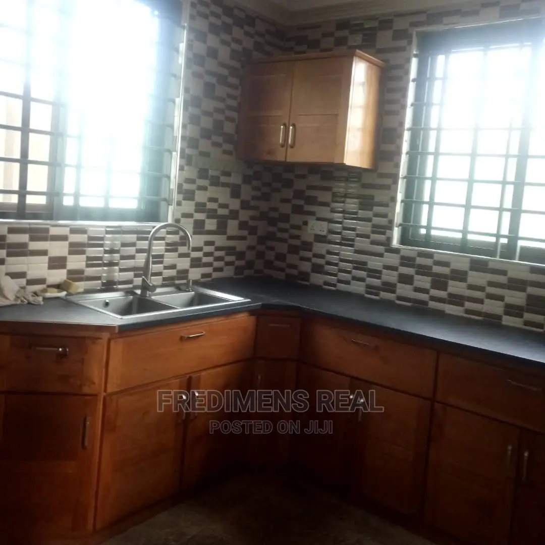 4bdrm House in Fredimens Real, Kumasi Metropolitan for Sale
