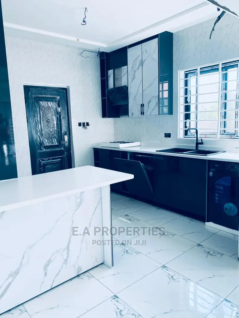 3bdrm House in E a Properties, Lake Side Estate for Sale