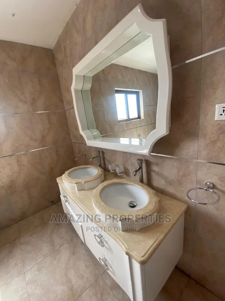 5bdrm House in East Legon for Sale