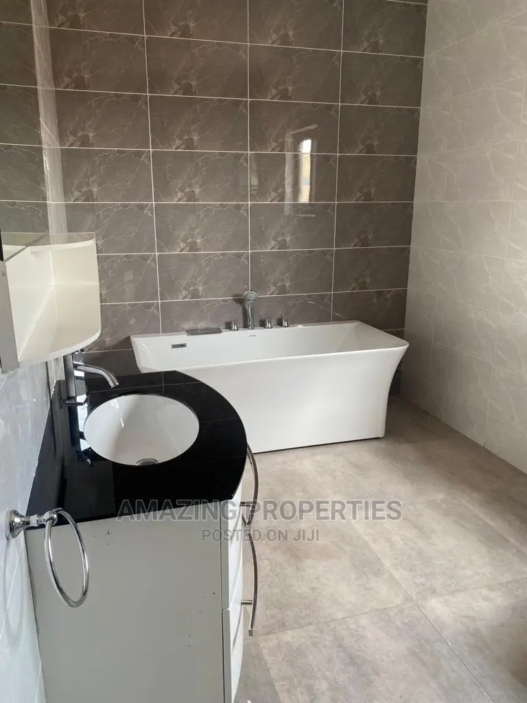 5bdrm House in East Legon for Sale