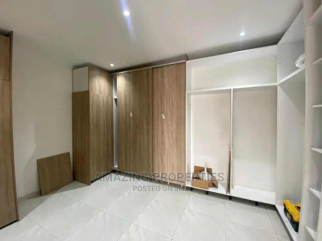5bdrm House in East Legon for Sale