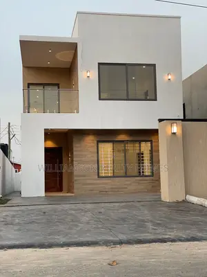 5bdrm Mansion in Community 20 Estate, Spintex for Sale