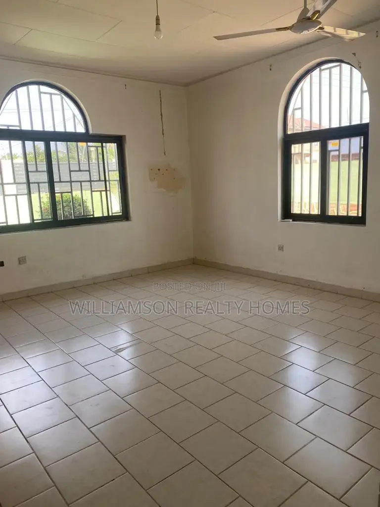5bdrm House in Community 18, Spintex for rent